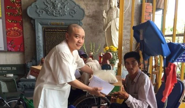 ĐĐ.Thích Trí Đắc trao quà